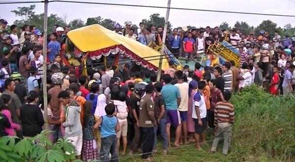 Kereta Api Tabrak Mobil Odong-Odong, Satu Orang Tewas | KASKUS