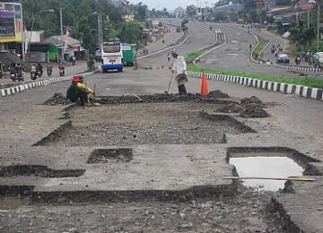 ALASAN KENAPA JALAN INDONESIA CEPAT RUSAK !!!