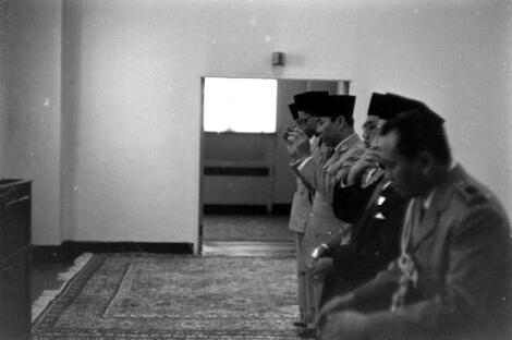 Ekslusif! Foto-Foto Bung Karno Shalat di Masjid Amerika 1956