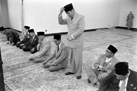 Ekslusif! Foto-Foto Bung Karno Shalat di Masjid Amerika 1956