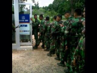 TNI mendisiplinkan warga yg "bandel"