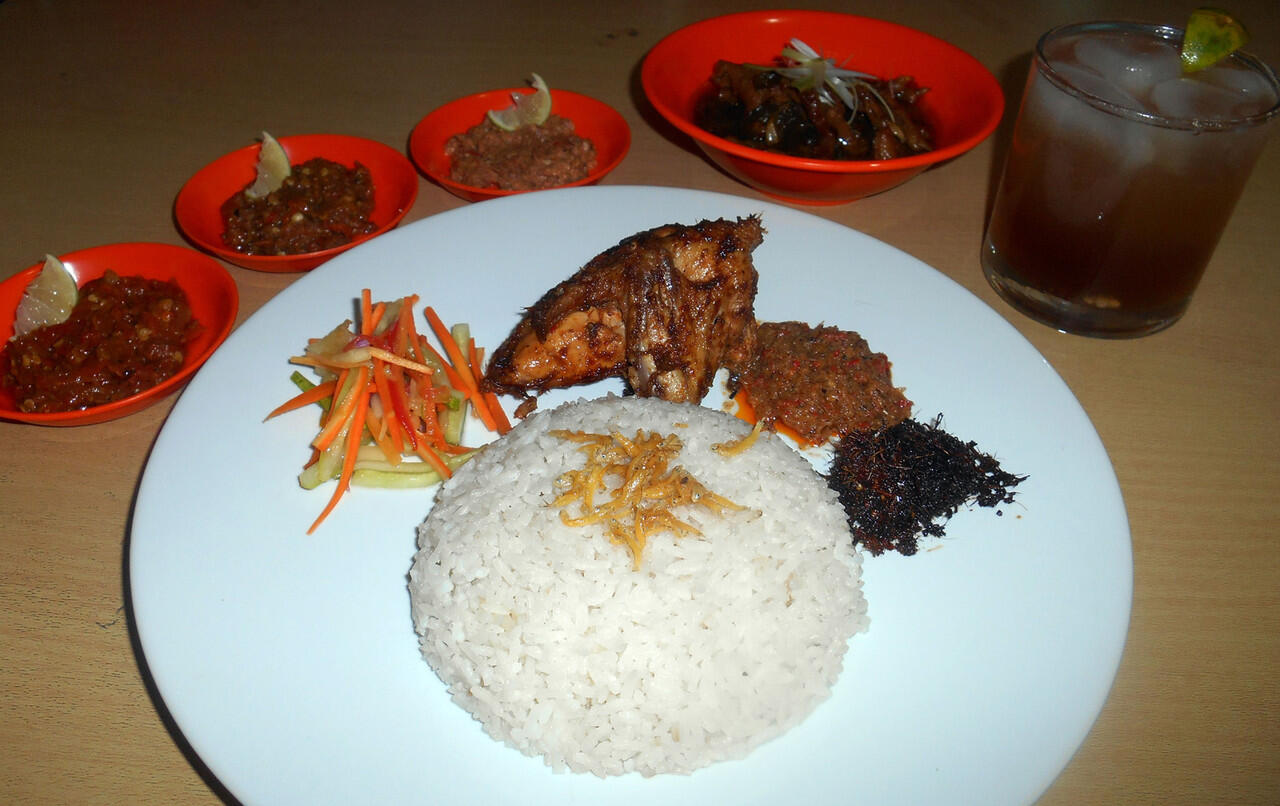 Makan Gratis di Antarasa -- Bebek Ayam Rempah dengan 5 Sambal Istimewa 