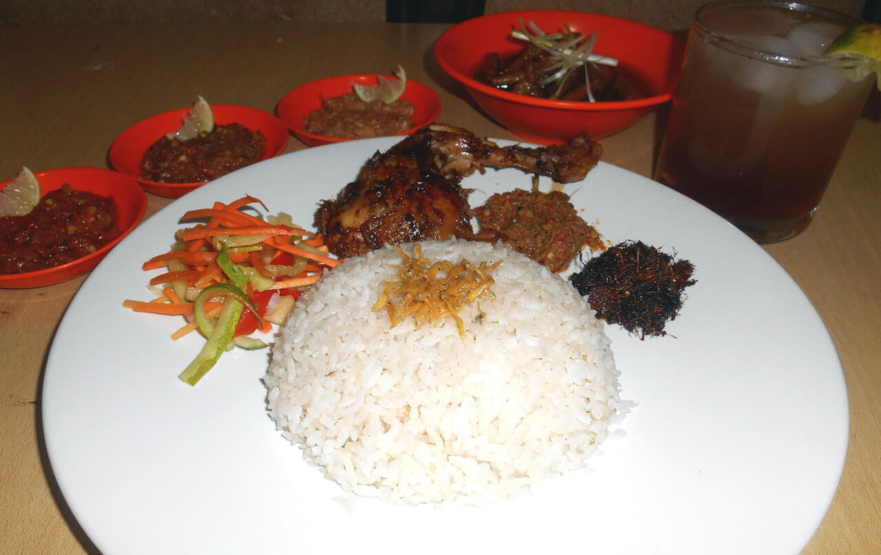 Makan Gratis di Antarasa -- Bebek Ayam Rempah dengan 5 Sambal Istimewa 