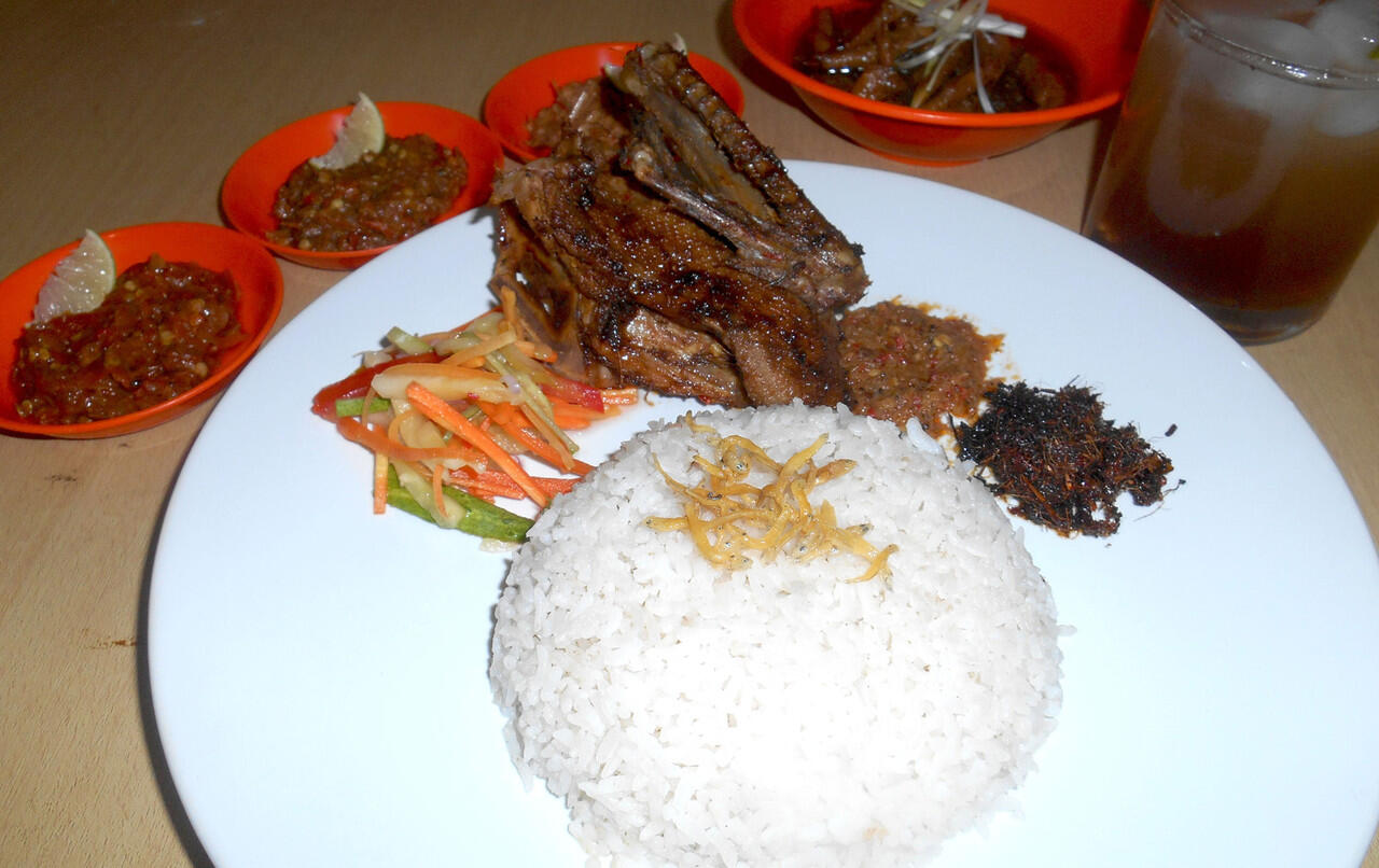 Makan Gratis di Antarasa -- Bebek Ayam Rempah dengan 5 Sambal Istimewa 