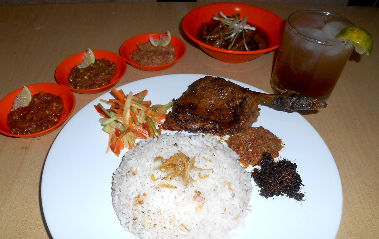 Makan Gratis di Antarasa -- Bebek Ayam Rempah dengan 5 Sambal Istimewa 