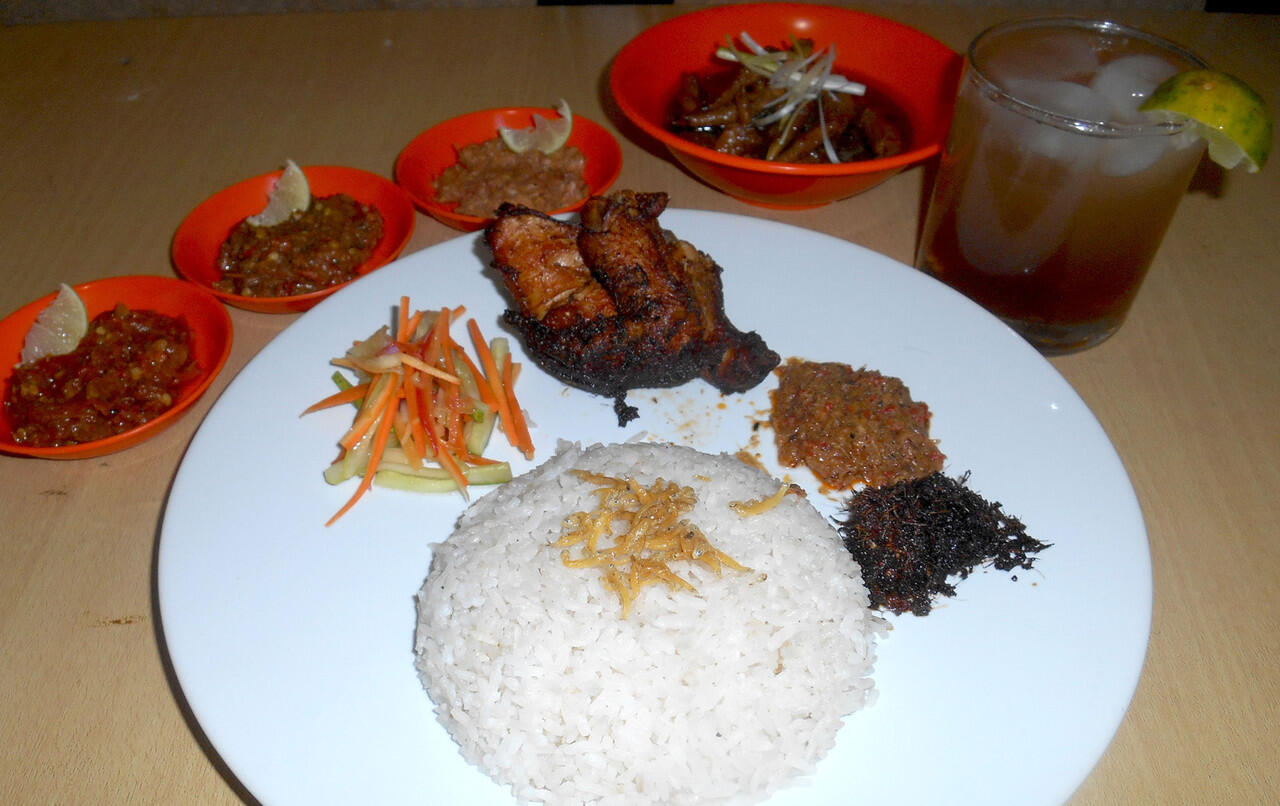 Makan Gratis di Antarasa -- Bebek Ayam Rempah dengan 5 Sambal Istimewa 