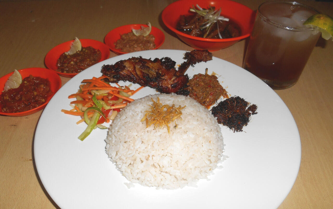 Makan Gratis di Antarasa -- Bebek Ayam Rempah dengan 5 Sambal Istimewa 