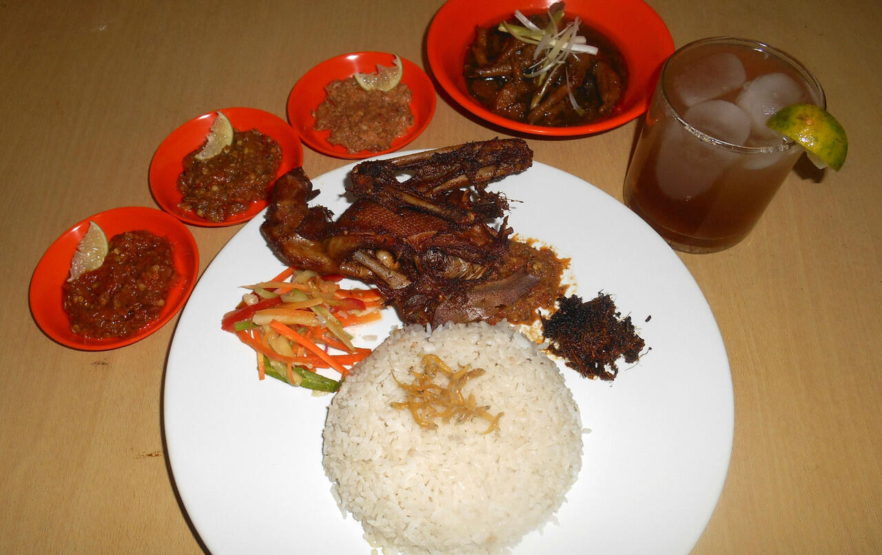 Makan Gratis di Antarasa -- Bebek Ayam Rempah dengan 5 Sambal Istimewa 