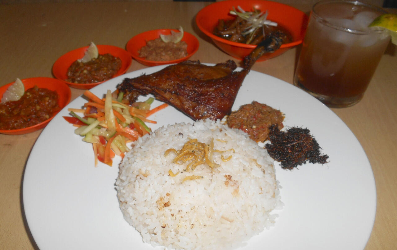 Makan Gratis di Antarasa -- Bebek Ayam Rempah dengan 5 Sambal Istimewa 