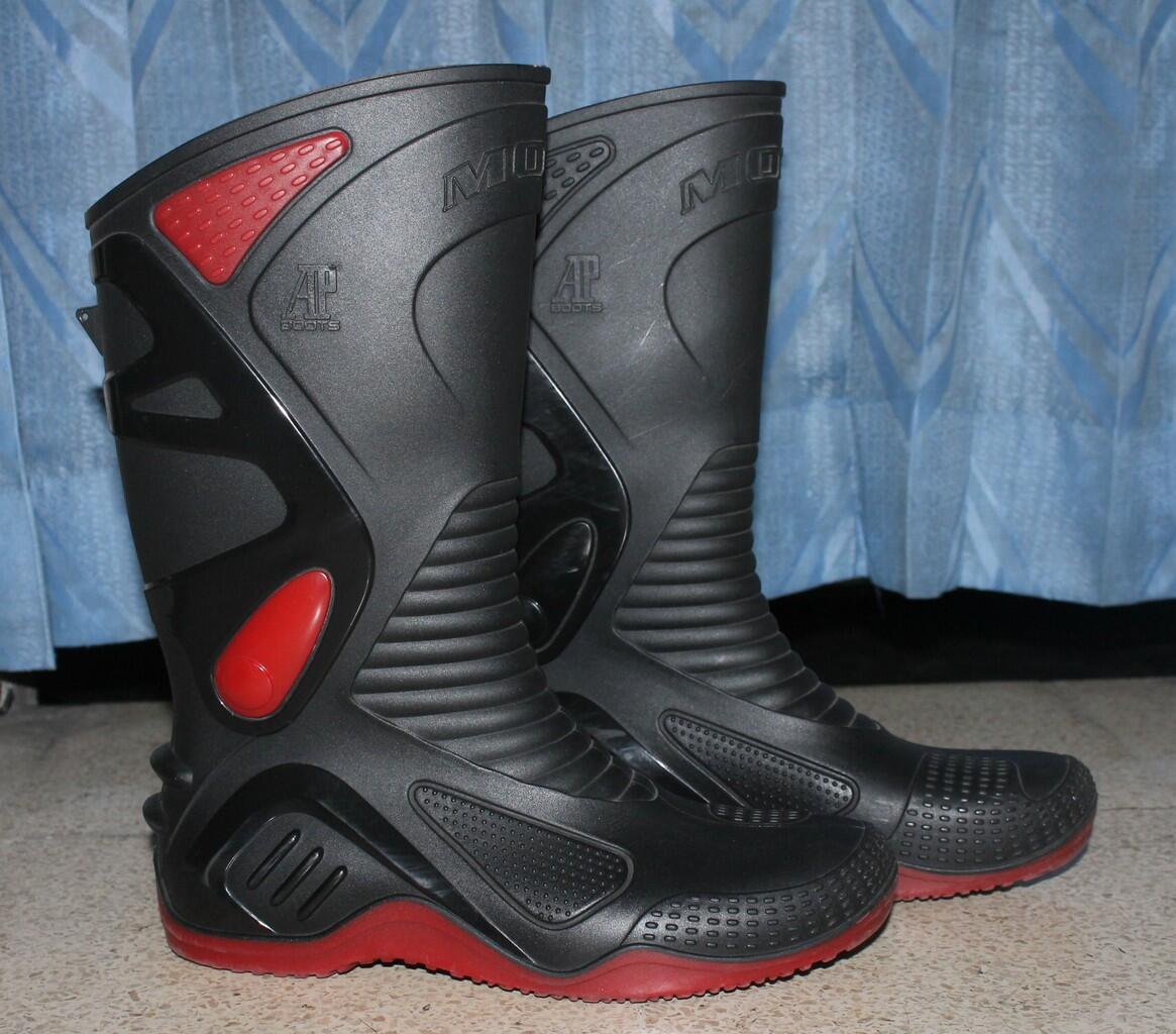 ane pake sepatu boots kok di cengin ? liat fungsinya jgn liat bentuknya