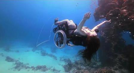 Foto Menakjubkan Wanita Yang Menyelam Meski Ia Berkursi Roda