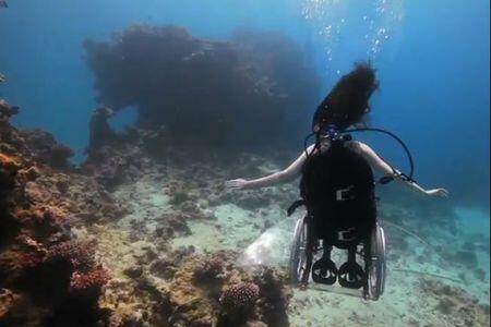 Foto Menakjubkan Wanita Yang Menyelam Meski Ia Berkursi Roda