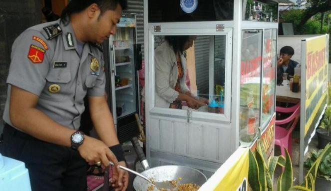 Gaji Tak Cukup, Polisi Ini Jualan Bakso