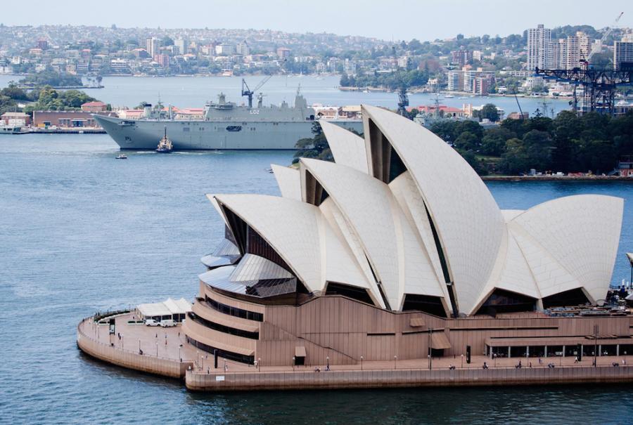 (Photo) Canberra-class LHD Tiba di Sidney