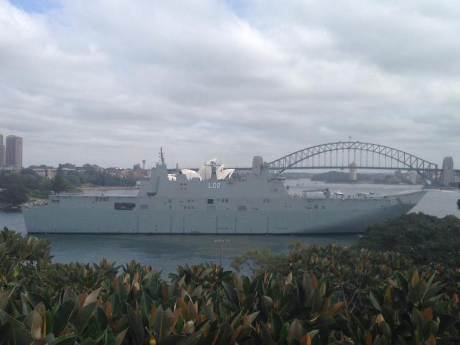 (Photo) Canberra-class LHD Tiba di Sidney