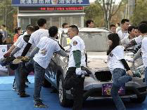 Pria ini rela jinjit satu kaki demi BMW gan