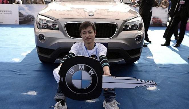 Pria ini rela jinjit satu kaki demi BMW gan