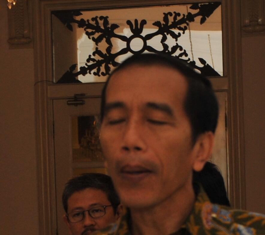 EKSPRESI WAJAH JOKOWI SAAT DI FOTO