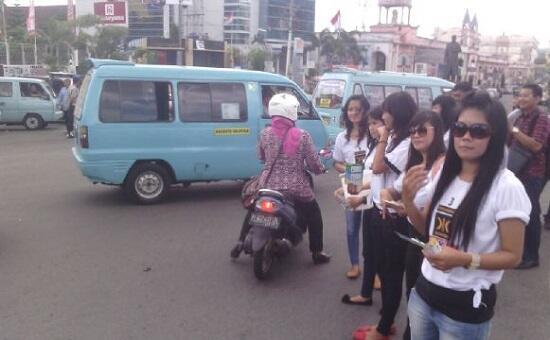 &#91;bukan &quot;bunga&quot; yg itu&#93; Kampanye, PKS Bagikan Bunga dan Permen