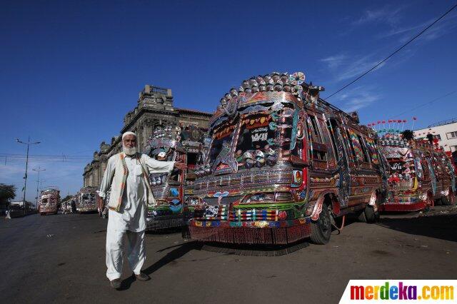 Penampilan Unik Bus Kota Di Pakistan