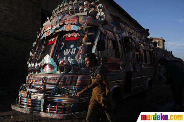 Penampilan Unik Bus Kota Di Pakistan