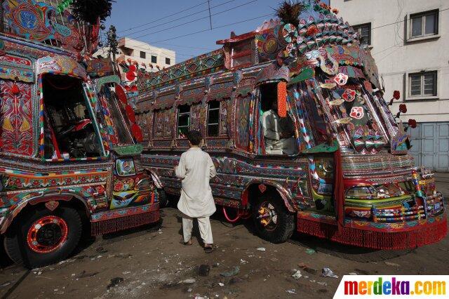 Penampilan Unik Bus Kota Di Pakistan