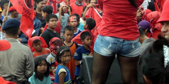 &#91;Setelah Joget Erotis&#93; Kampanye di Serang, Caleg PDIP Tebar Uang Saat Dangdutan