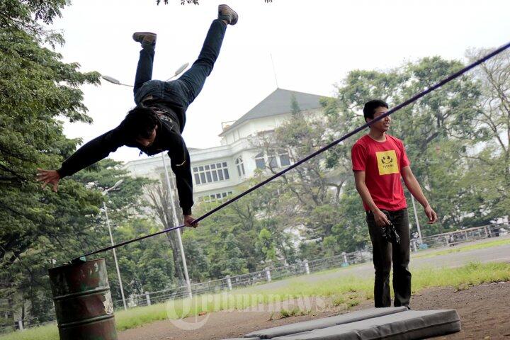 Slackline, olahraga ekstrim dari Amerika.