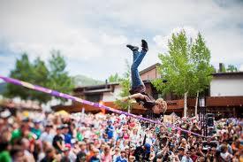 Slackline, olahraga ekstrim dari Amerika.