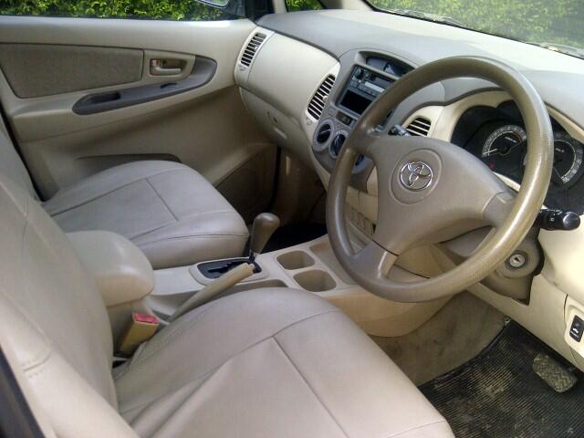 Dijual mobil keluarga Inova type G 2006 - Hitam - matic