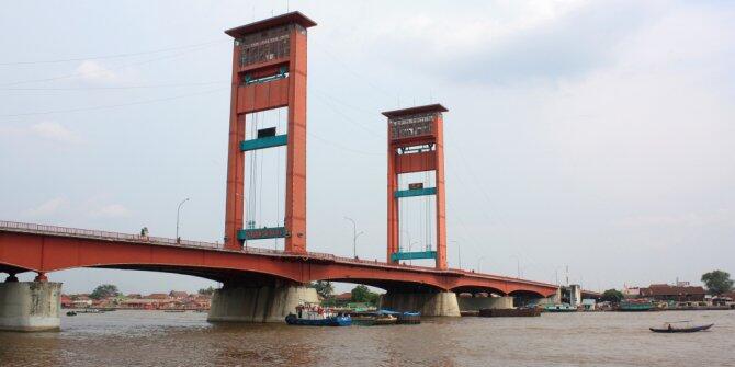 Sering dikencingi warga, baja Jembatan Ampera banyak berkarat