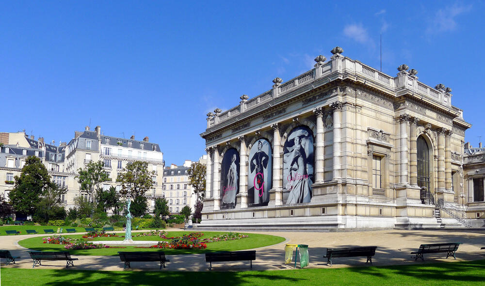 Keindahan Museum Paris vs Keindahan Danau Indonesia