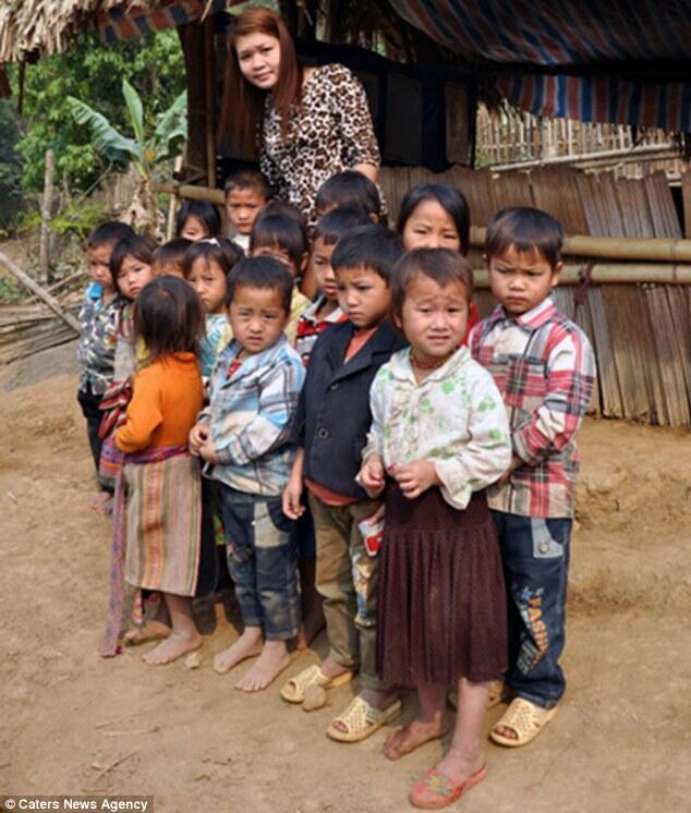 Demi bisa sekolah, guru ini bungkus muridnya menyebrangi sungai