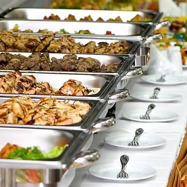 Tips Makan di Kondangan (Versi Piring Terbang)