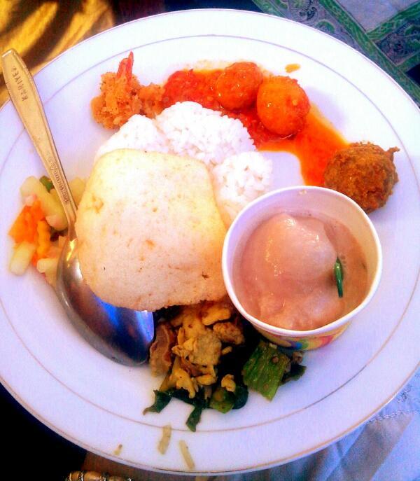 Tips Makan di Kondangan (Versi Piring Terbang)