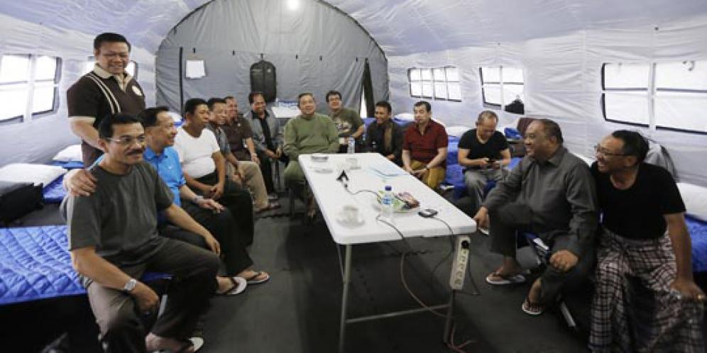 Presiden mengadakan rapat cuma pake Sandal Jepit