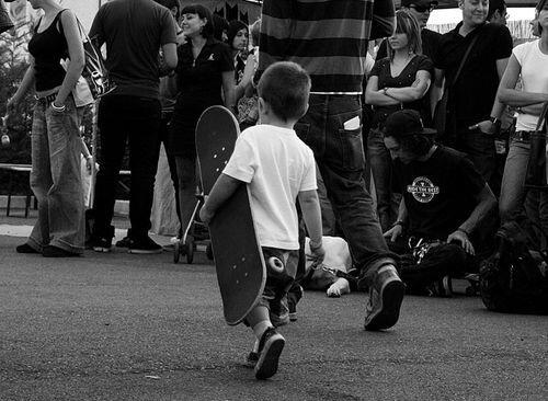 anak kecil bergaya skater