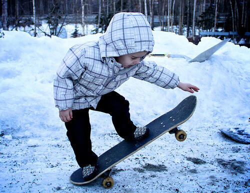 anak kecil bergaya skater