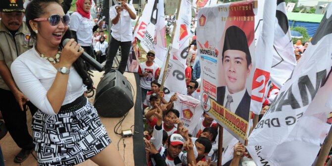 &#91;SEPUTAR KAMPANYE&#93; Goyang terlalu erotis, Irma Mojanglala diciumi &amp; diraba caleg