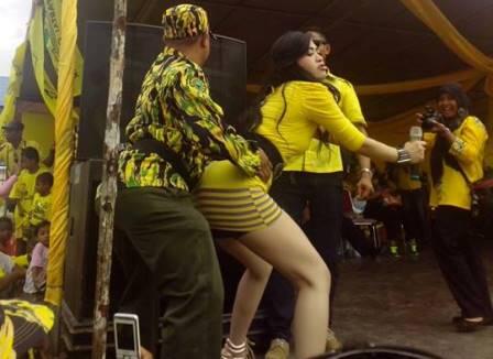 &#91;SEPUTAR KAMPANYE&#93; Goyang terlalu erotis, Irma Mojanglala diciumi &amp; diraba caleg