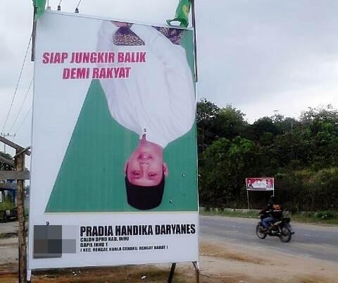 (Ngakak) Siap Jungkir Balik Demi Rakyat