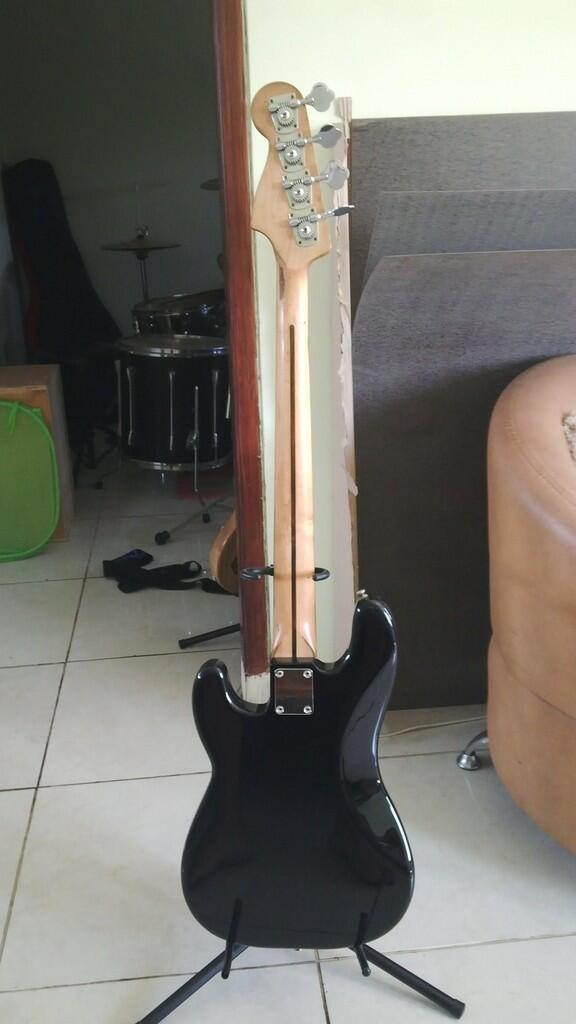 Fender Precision Bass - Jual Cepat B.U.