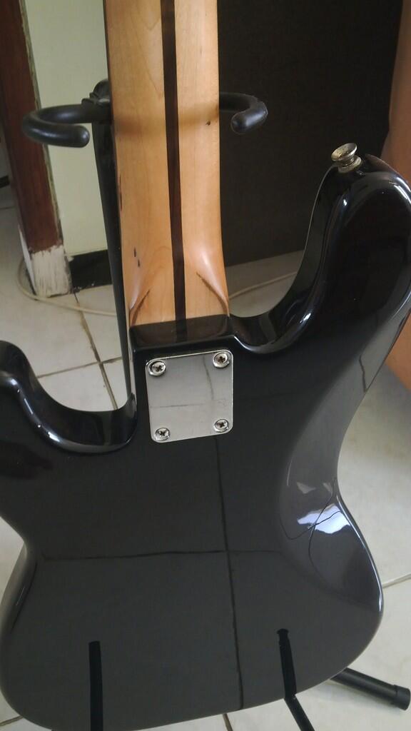Fender Precision Bass - Jual Cepat B.U.