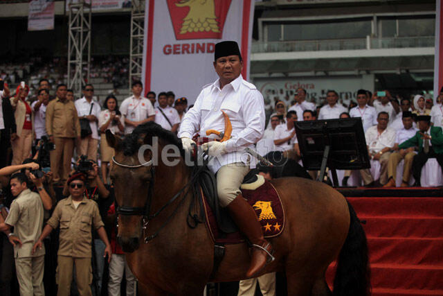 Gaya Capres Kita Saat Naik Kuda