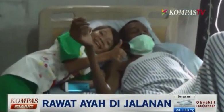 ( INSPIRASI GAN ) Siti Aisah, anak berbakti merawat ayahnya seorang diri 