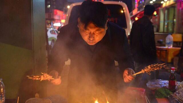 Tukang Sate Ini Mirip bet sama Kim Jong-un gan! hahah