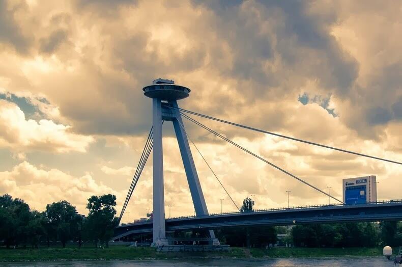 &#91;PIC&#93; Unik Nih Gan, Ternyata Ada Jembatan UFO Lho di Slovakia