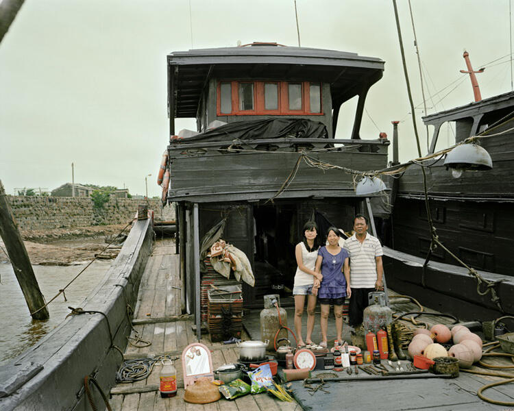 Foto Keluarga dan Harta Benda Yang Mereka Miliki&#91;Mantap Gans&#93;