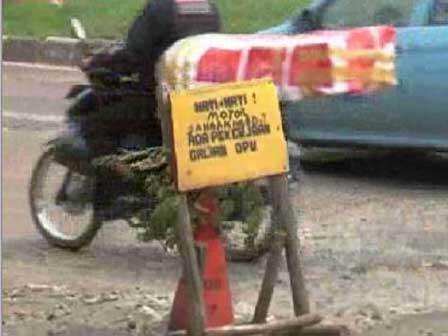 Jalan Berlubang di Daan Mogot Ancam Pengendara