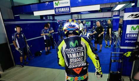 MotoGP : Helm Rossi Bertabur Sinar LED, Gaya Baru Balap Malam!